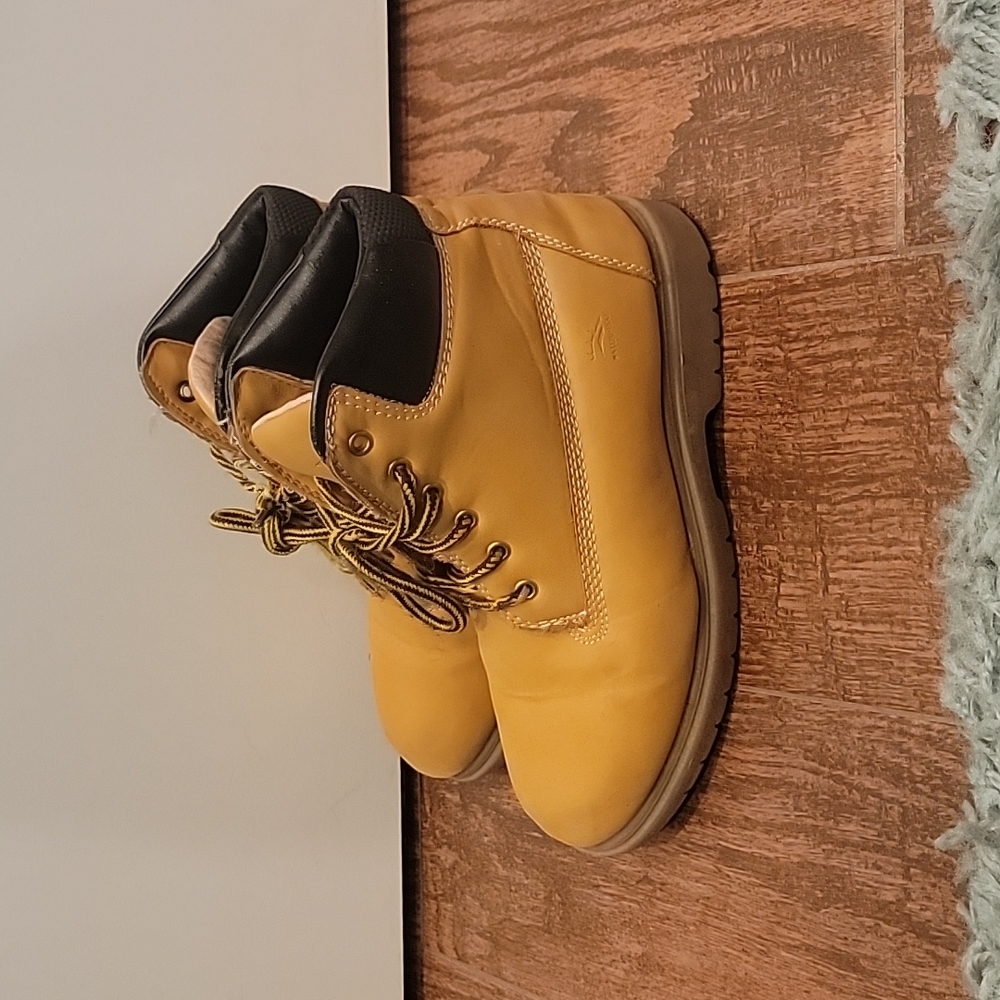 Youth boots